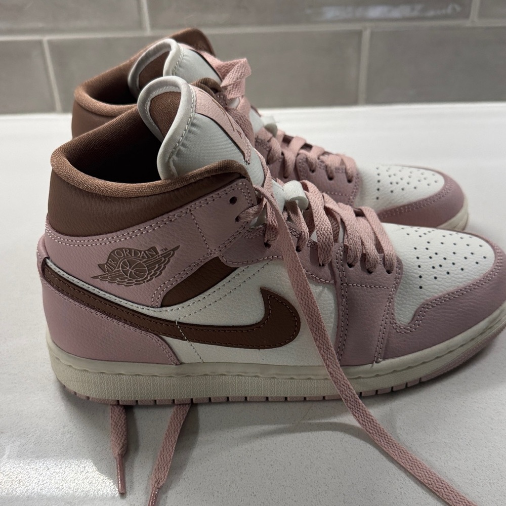 Jordan AJ 1 Mid Women's Sneakers
